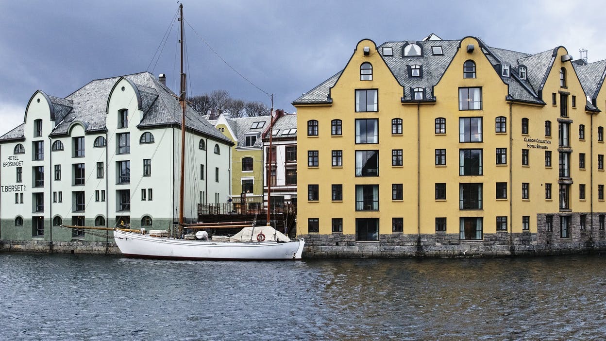 Hotel Brosundet ligger i Apotekergata i Ålesund sentrum.